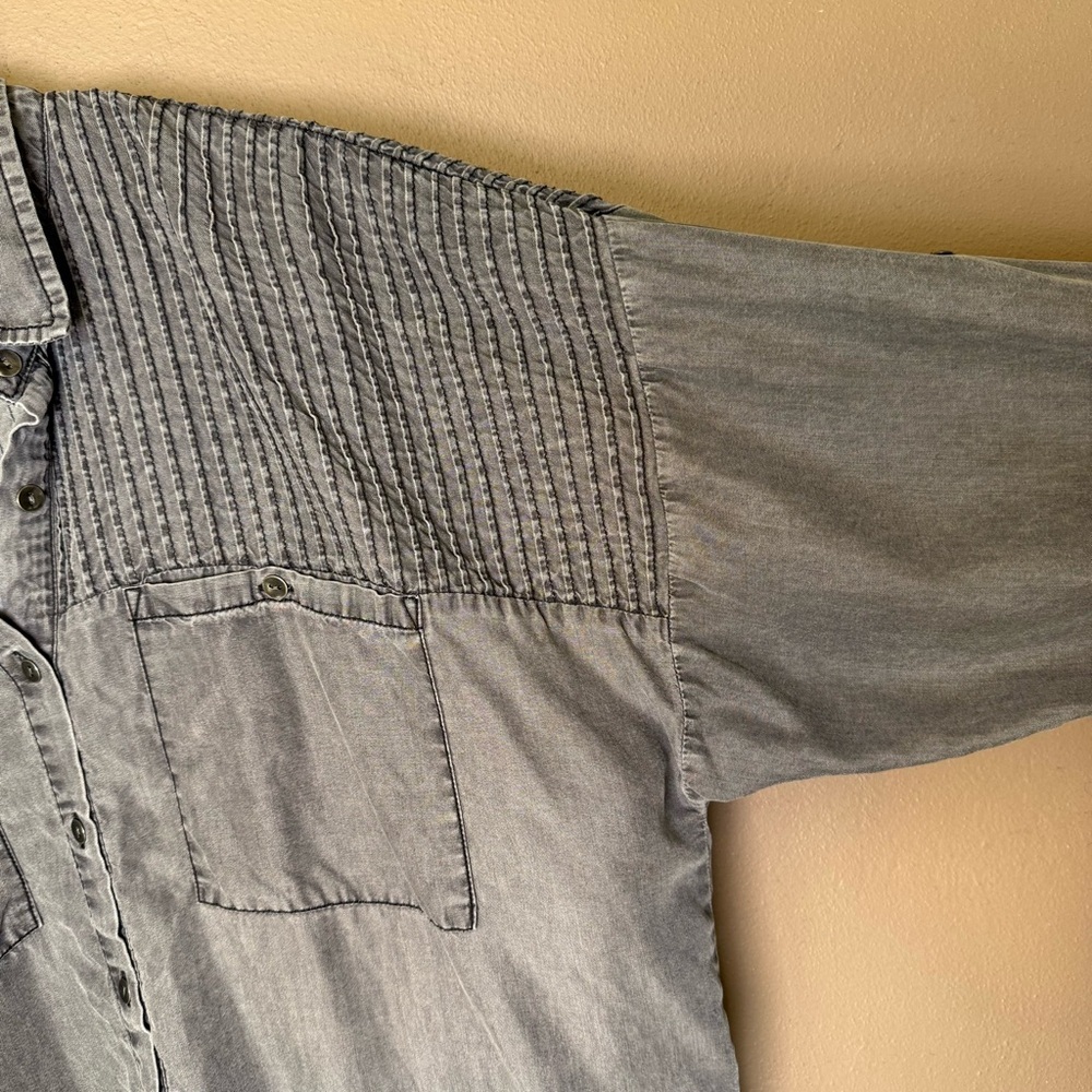 Lovestich Women’s Button Down Distressed Gray Top Size XL Pin-tuck Pleating - Picture 6 of 15